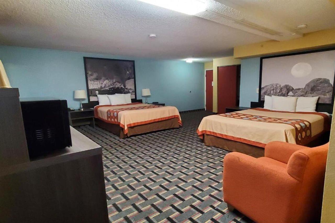 Super 8 By Wyndham Henderson North East Denver Екстериор снимка