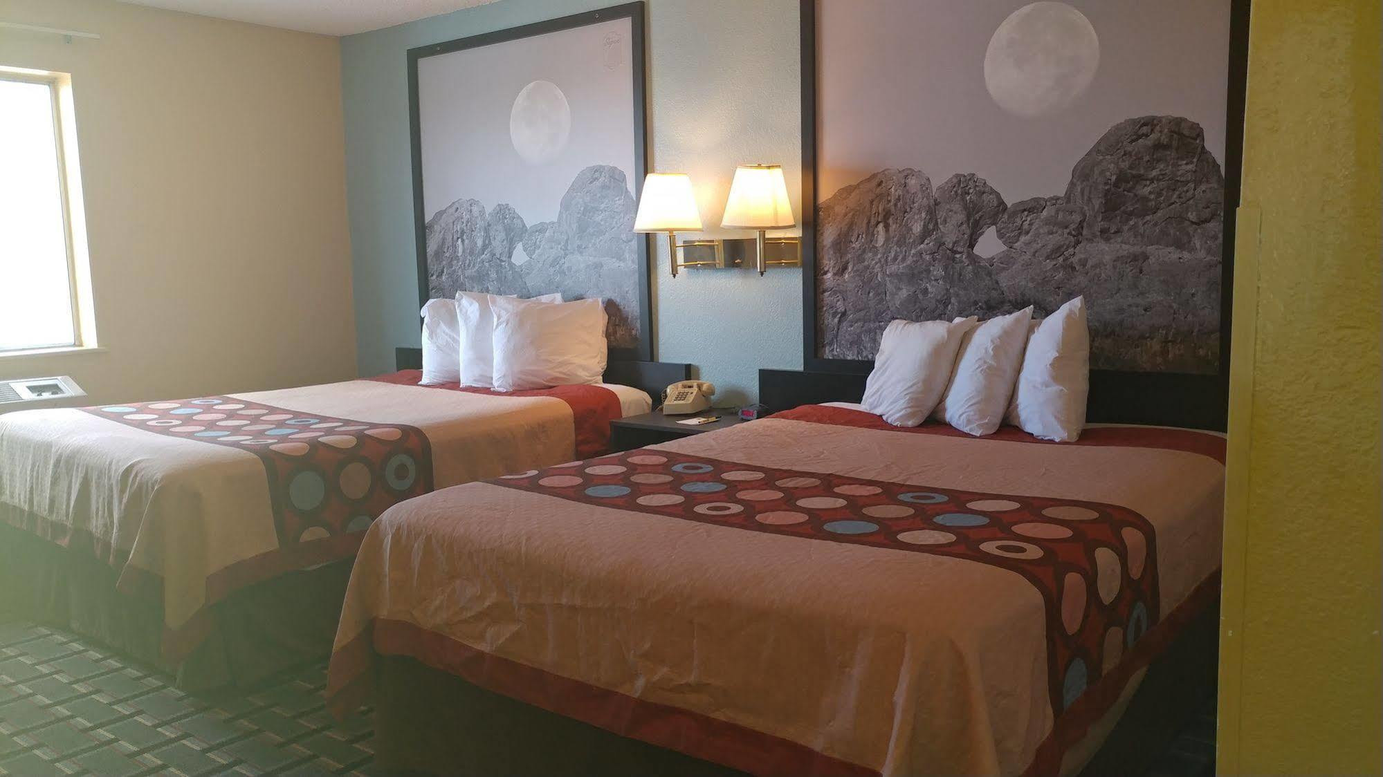 Super 8 By Wyndham Henderson North East Denver Екстериор снимка