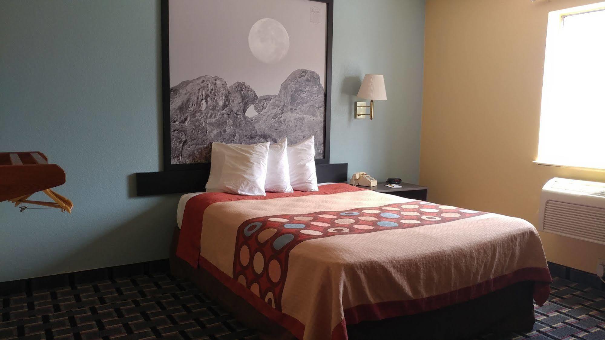 Super 8 By Wyndham Henderson North East Denver Екстериор снимка