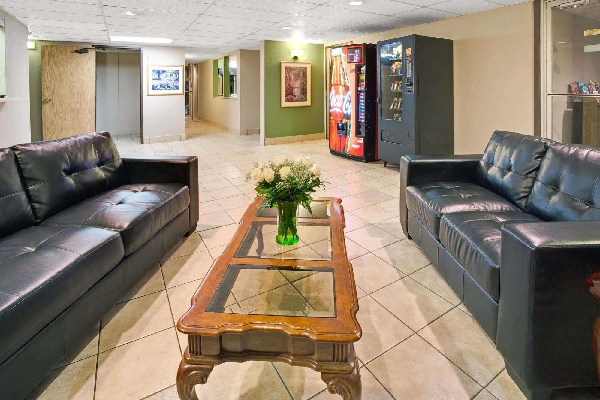Super 8 By Wyndham Henderson North East Denver Екстериор снимка