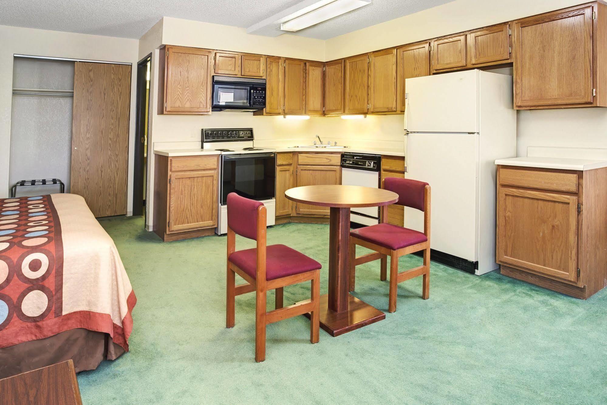 Super 8 By Wyndham Henderson North East Denver Екстериор снимка