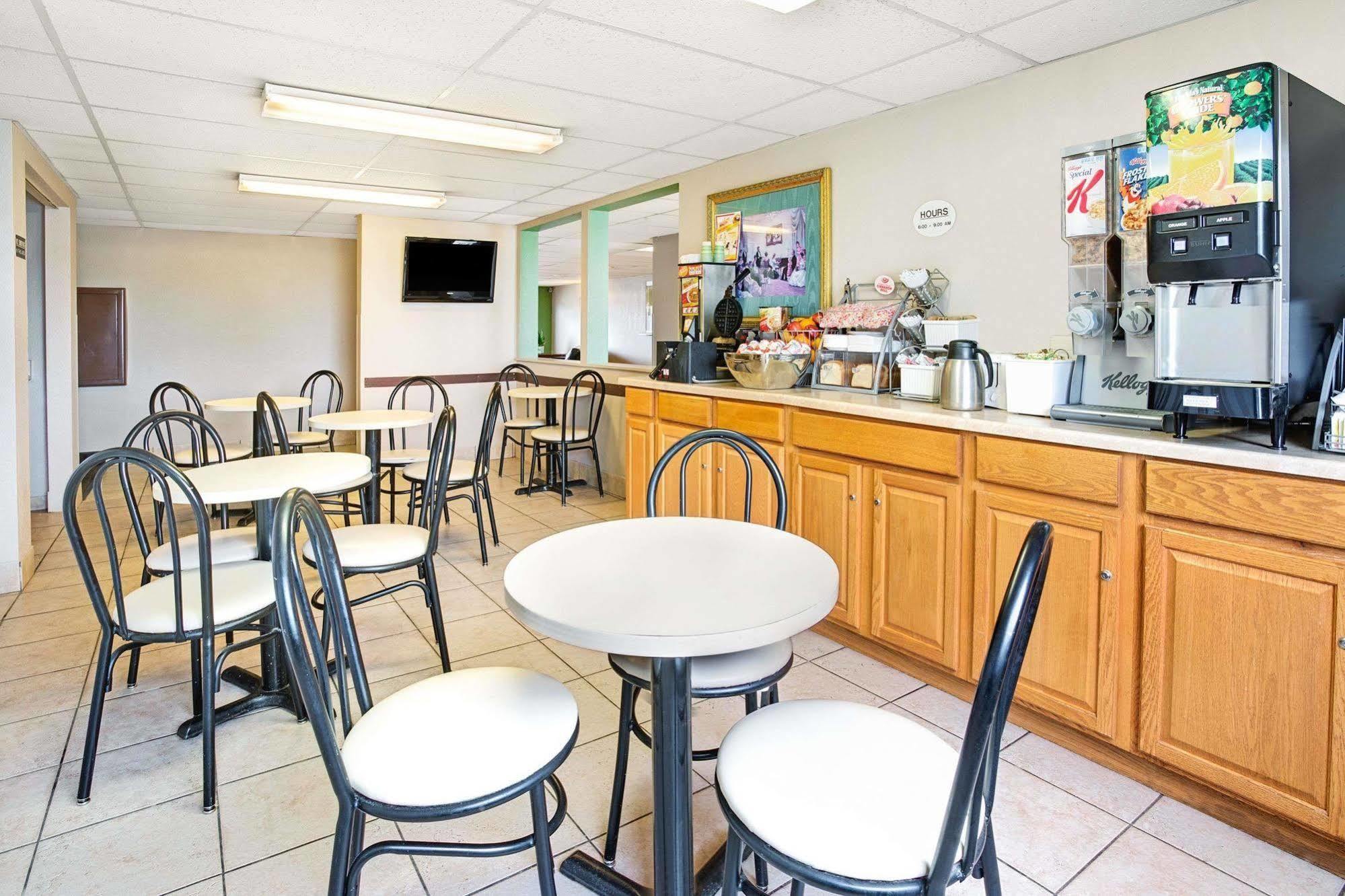 Super 8 By Wyndham Henderson North East Denver Екстериор снимка
