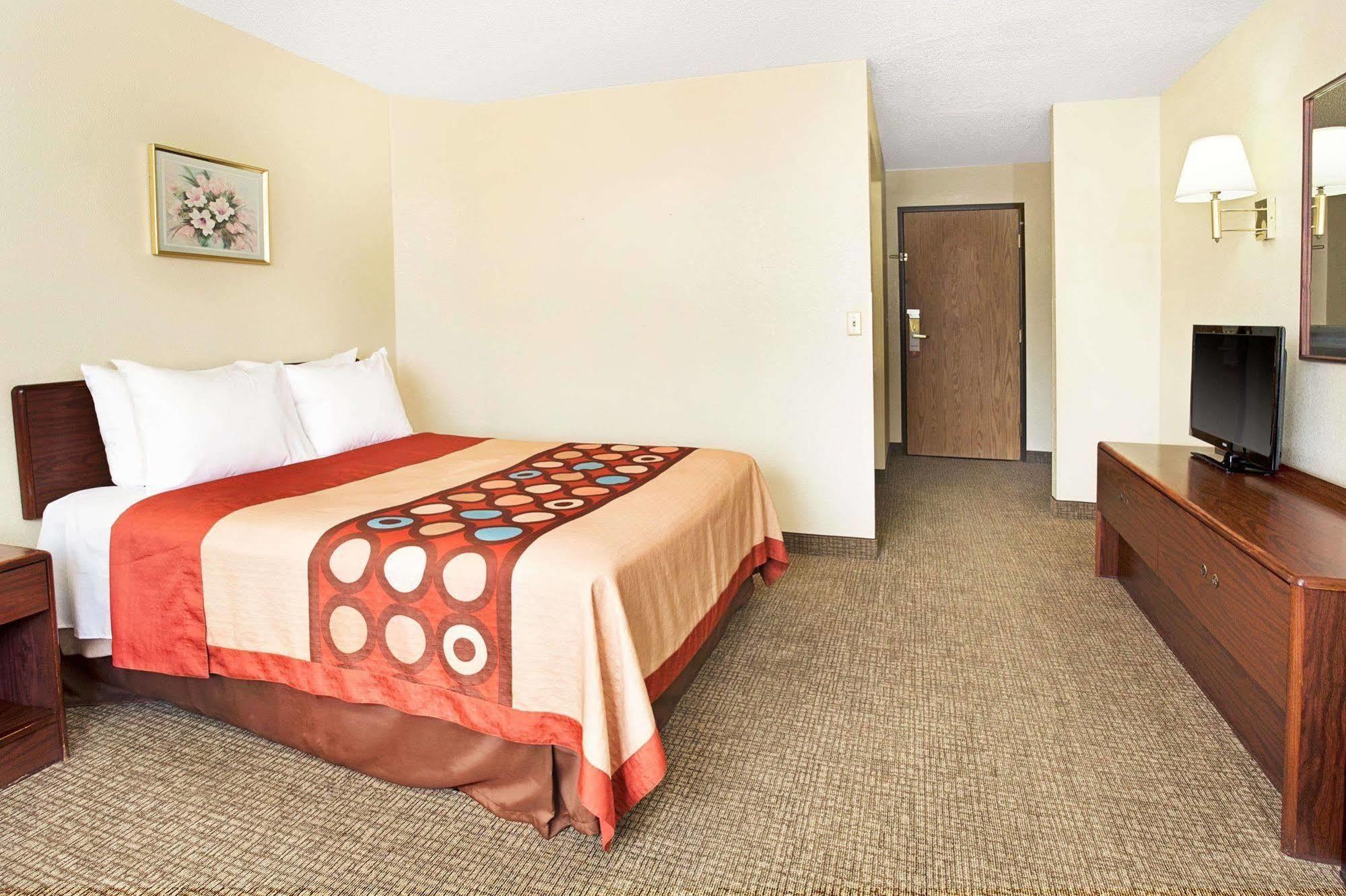Super 8 By Wyndham Henderson North East Denver Екстериор снимка