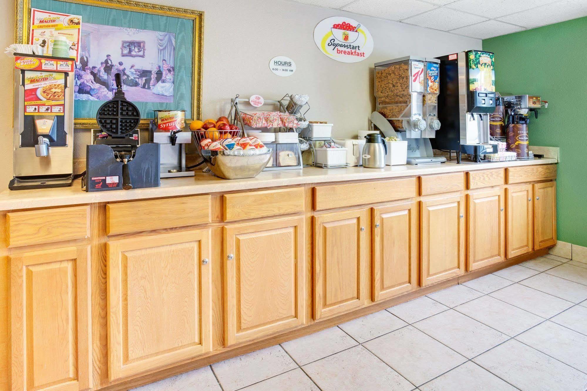 Super 8 By Wyndham Henderson North East Denver Екстериор снимка